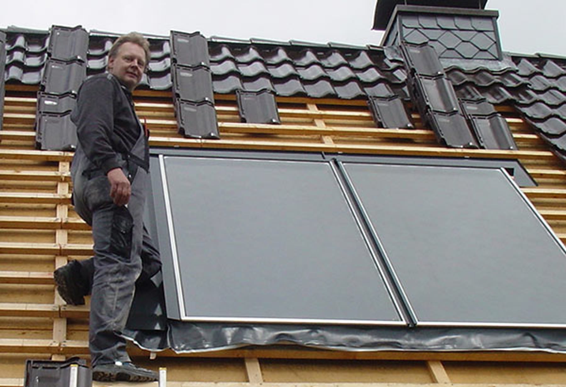 Marco Schulze bei der Arbeit an einer Solaranlage in Bad Oldesloe
