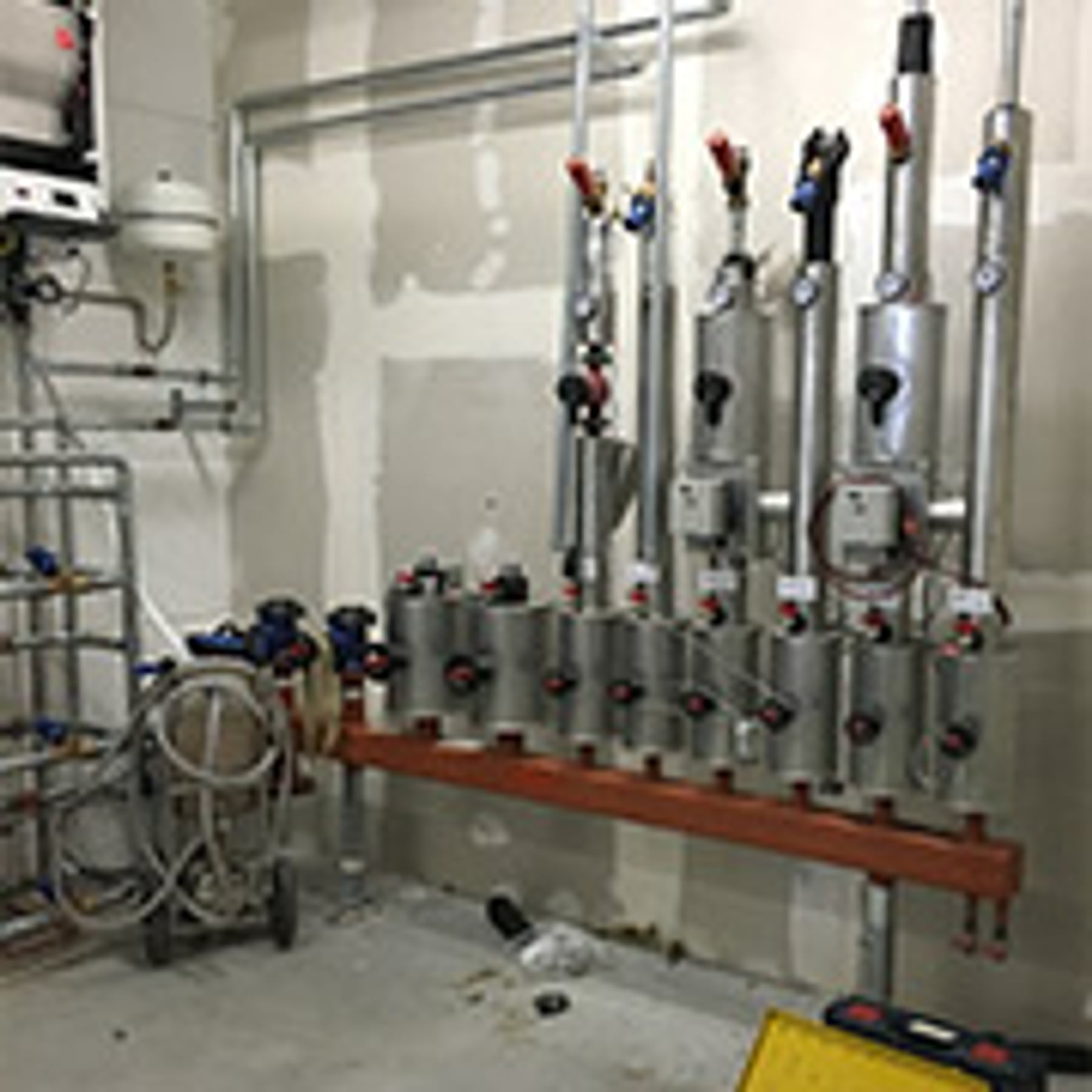 Heizungsanlage mit Rohren – Marco Schulze Haustechnik