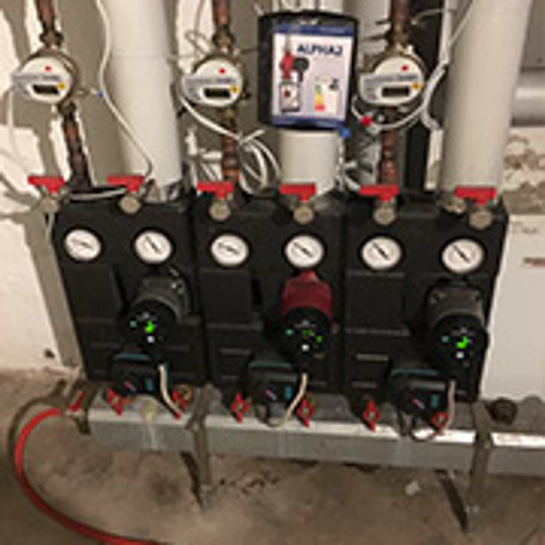 Heizungsverteiler mit Pumpen – Technikraum