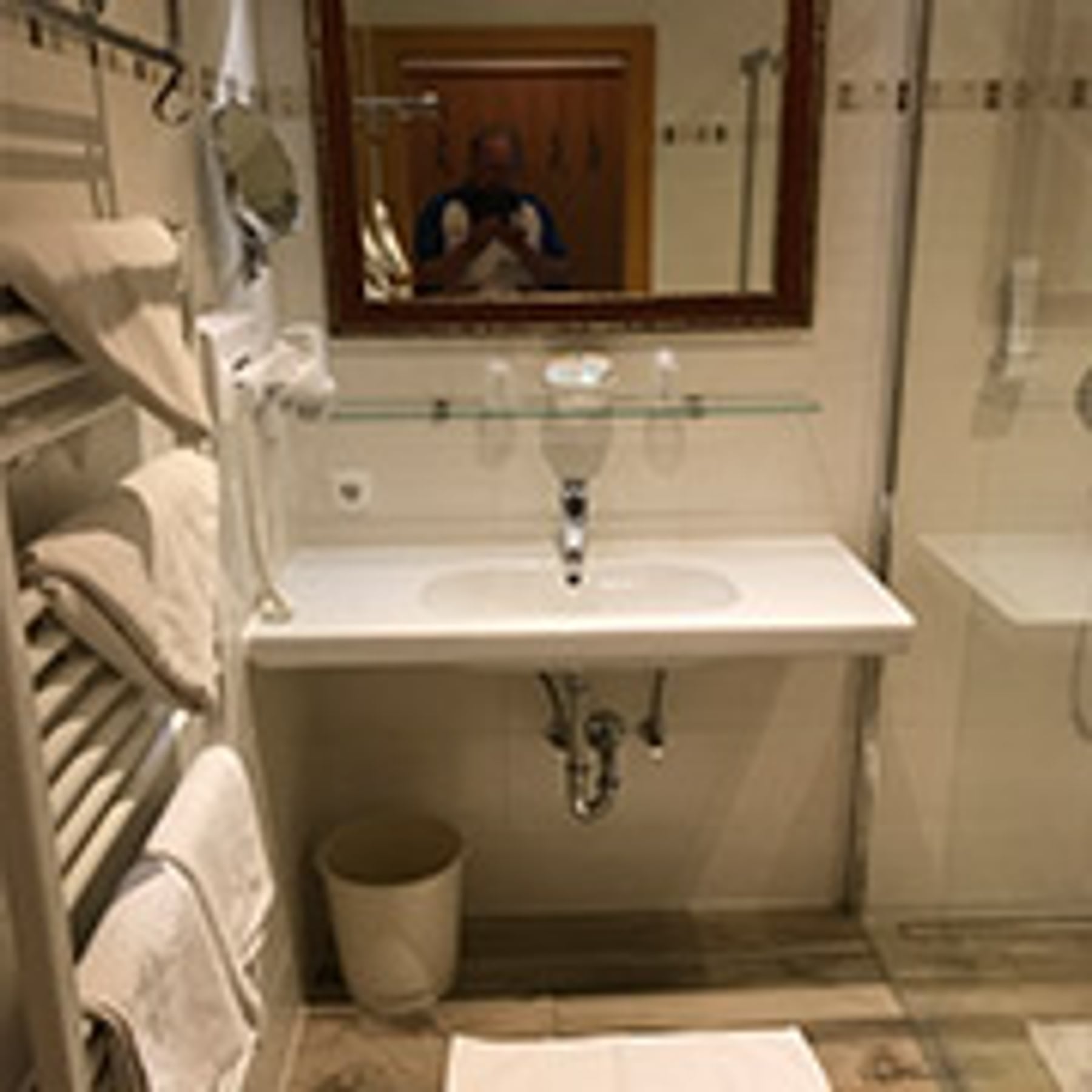 Fertiges Badezimmer mit Waschbecken und Spiegel