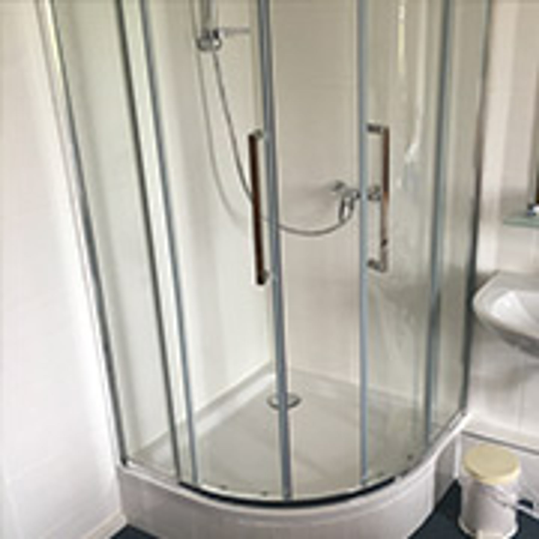 Duschkabine im Badezimmer – Neubau